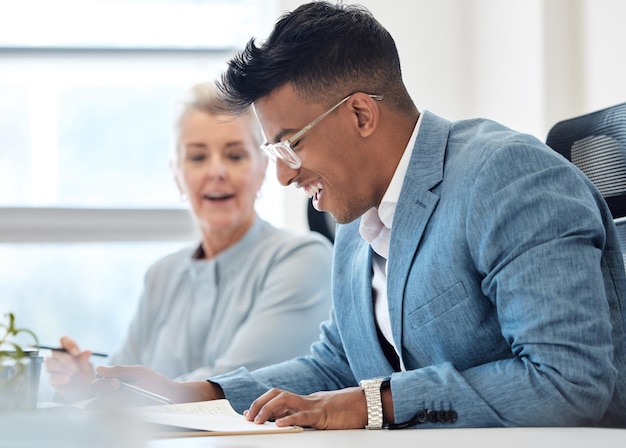 Foto dokumente für geschäftstreffen und glückliche menschen für die finanzbuchhaltung und den umsatz oder gewinn des unternehmensbudgets. verkaufsüberprüfung und papierkram eines professionellen mannes, einer frau oder eines teams, die über die ergebnisse sprechen