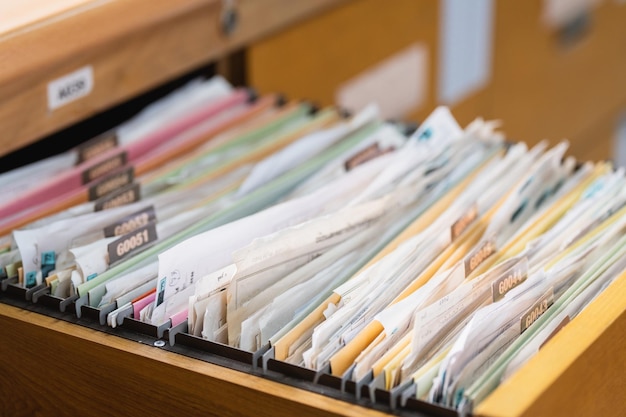 Dokumente und Ordner werden im Büro abgelegt