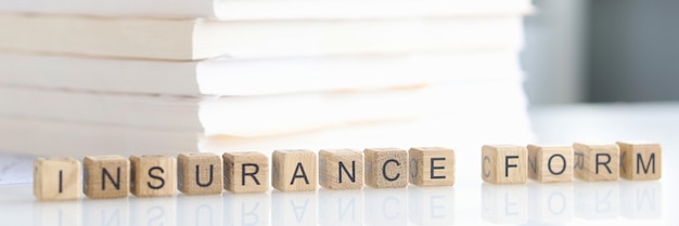 Dokumente Versicherungsformular Prüfungsinformationen im Ordner mit Dokumenten Nahaufnahme Hausratversicherung