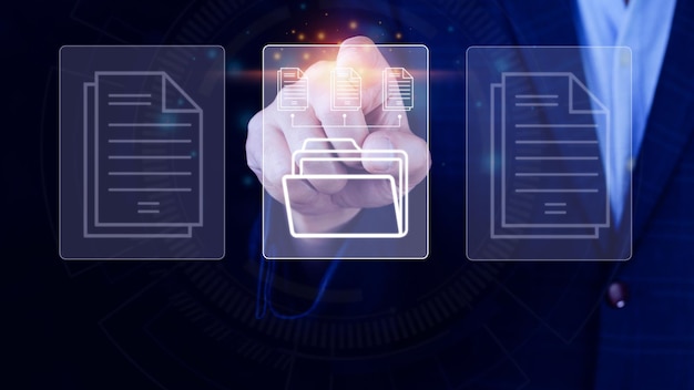Dokumentenmanagementsystem DMS wird eingerichtet IT-Berater arbeitet am Laptop im Büro Software für die Archivierung, Suche und Verwaltung von Unternehmensdateien