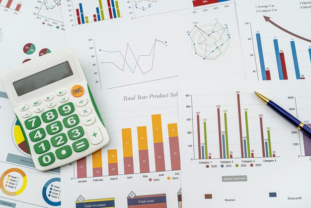 Dokumentieren Sie den jährlichen Finanzbericht des Diagrammdiagramms mit dem Stiftrechner auf dem Schreibtisch Finanzbuchhaltung