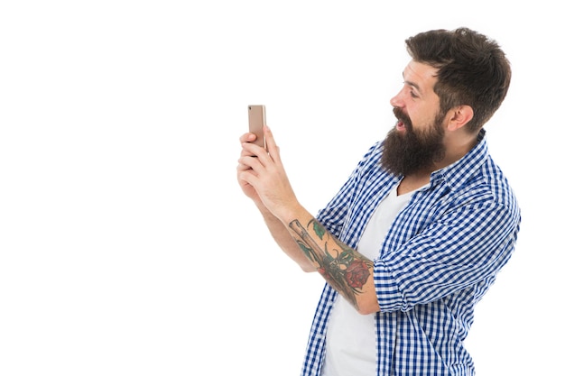 Dokumentieren Sie jeden Moment Bärtiger Hipster-Mann hält Smartphone oder Handy auf weißem Hintergrund Kopierraum Moderne Kommunikation Mobiles Kommunikationskonzept Mobile Fotografie Augmented Reality