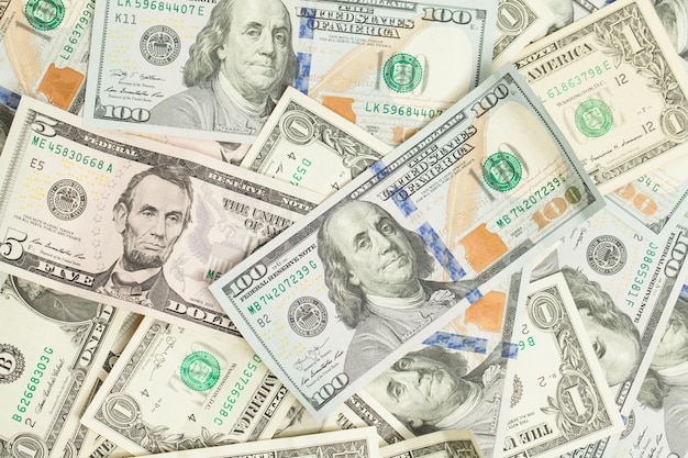Dólar americano dinheiro fundo em dinheiro pilha de dólares americanos 100 notas de 1 e 5 conceito de lucro de presente