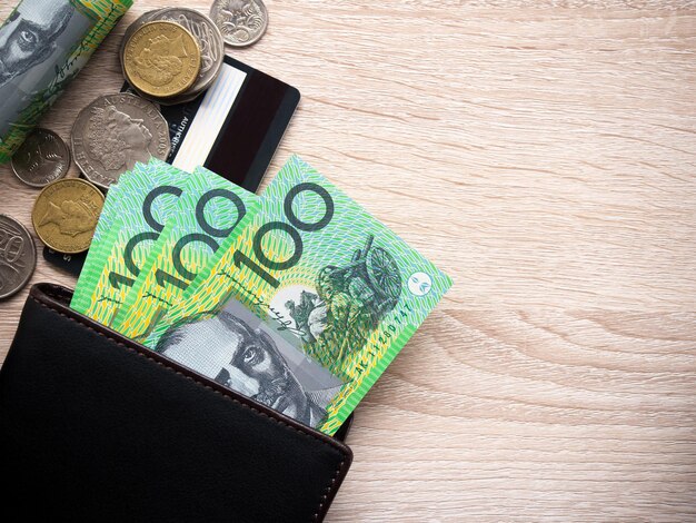 Dólar Australia dinero en bolsillo negro en la mesa con espacio de copia