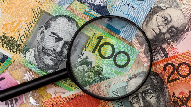 Foto dólar australiano y concepto de dinero de lupa