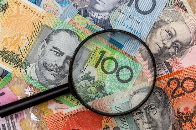 Dólar australiano y lupa. concepto de dinero