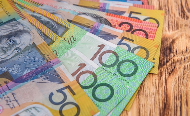 Dólar australiano perto da mesa.