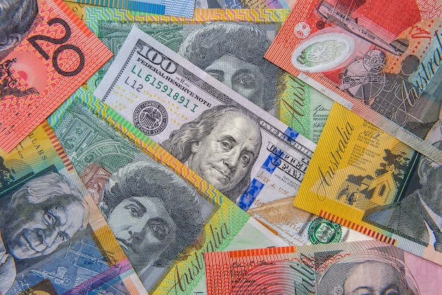 Dólar australiano perto da mesa