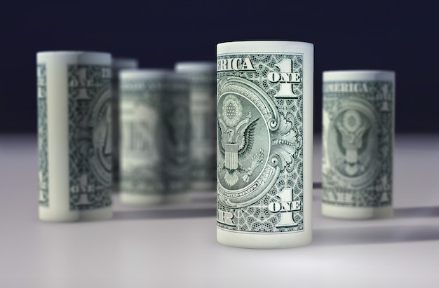 Foto dólar estadounidense 1 dólar enrollado en el negro