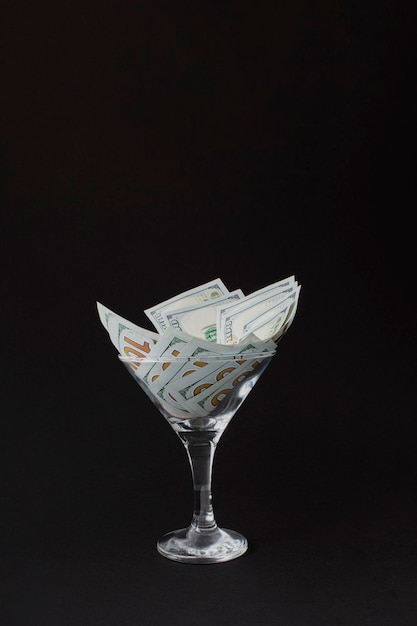 Dólar en Martini Glass Glass está lleno de billetes de cien dólares