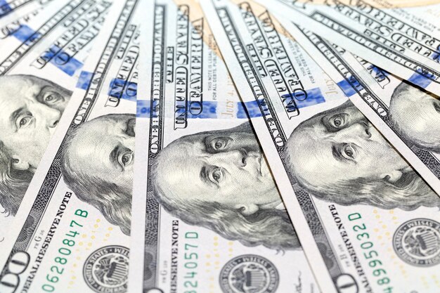Dólares americanos, close-up - fotografado em close-up Novos dólares americanos juntos