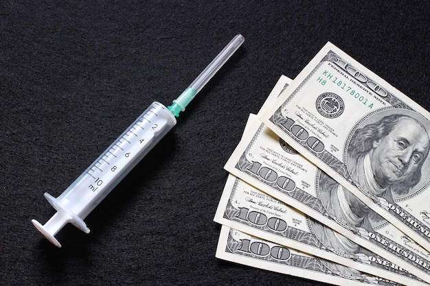 Dólares e medicamentos como símbolo do custo do tratamento