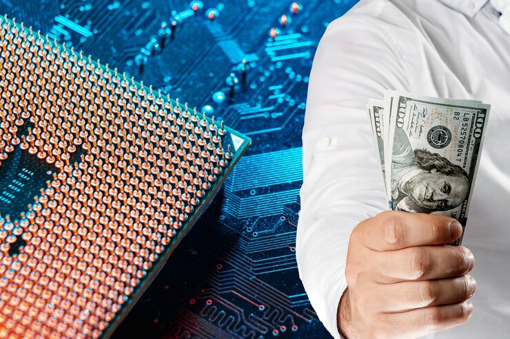 Foto dólares estadounidenses en la mano en el fondo de una placa de circuito impreso, microcircuito semiconductor electrónico. el concepto de dinero electrónico, blockchain, criptomoneda.