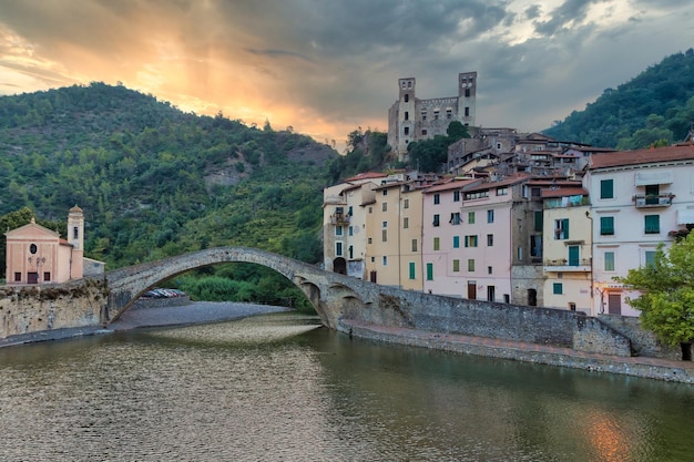 DOLCEACQUA ITALIEN CIRCA AUGUST 2020 Dolceacqua-Panorama mit der alten römischen Brücke aus Steinen und der Burg