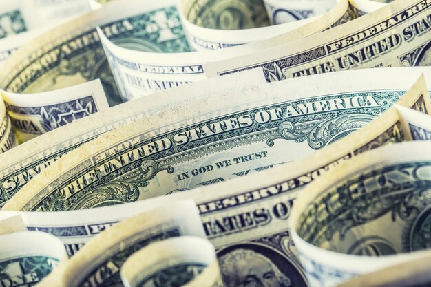 Dollar. Amerikanische Dollar-Banknoten rollten in verschiedenen Positionen.