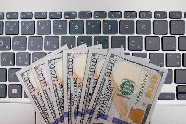 Foto dollar auf der laptop-tastatur