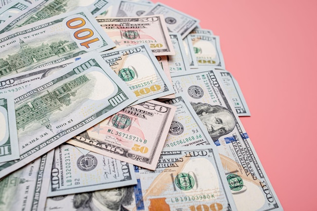 Dollar auf einem rosa Hintergrund Amerikanische Währung als Geldhintergrund