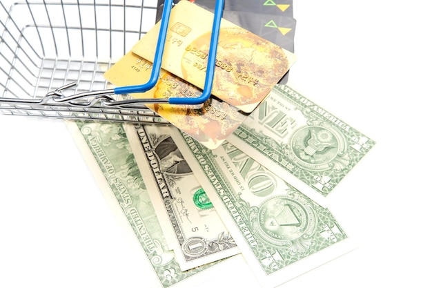 Dollar-Kreditkarte und Einkaufswagen Einkaufen in einem Supermarkt Geschäftlicher Verkauf Zahlung per Terminal