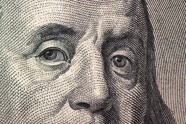 Dollar-Nahaufnahme. Benjamin Franklins Porträt auf einem Hundert-Dollar-Schein.