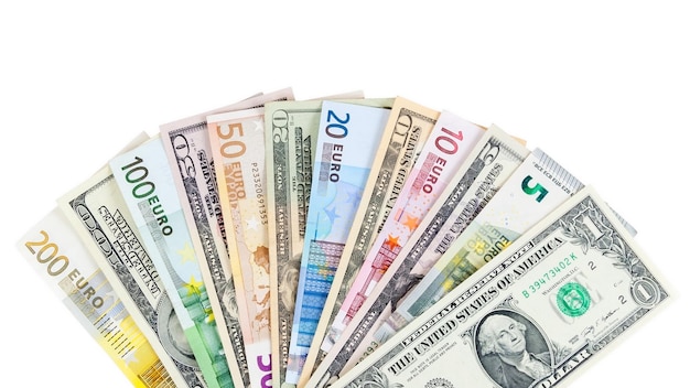Dollar- und Eurobanknoten auf weißem Hintergrund