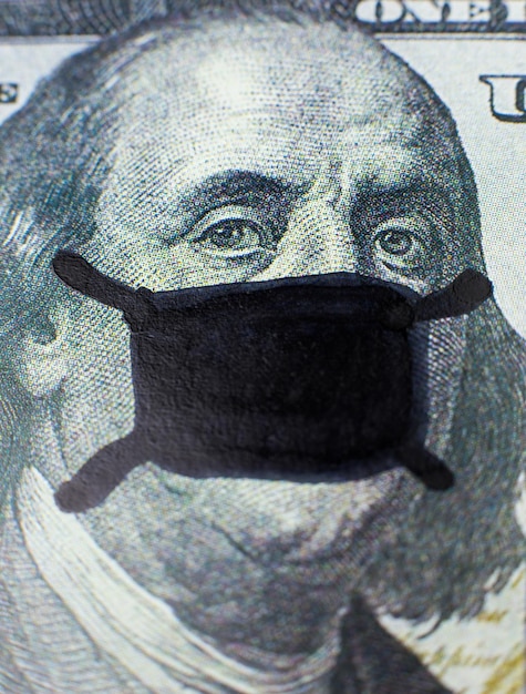 Dollarnote mit Franklin in medizinischer Maske. Nahaufnahme, lustiges Foto. Amerikanisches Geld.
