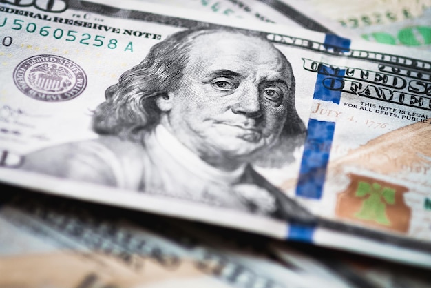 Dollarscheine stapeln Hundert-Dollar-Banknoten mit Franklin-Nahaufnahme