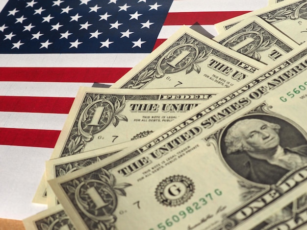 Dollarscheine und Flagge der Vereinigten Staaten