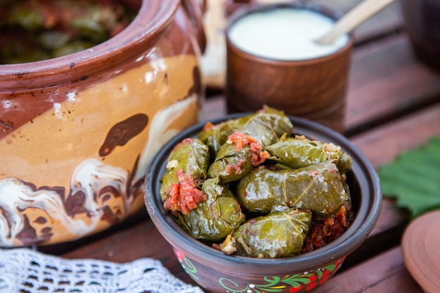 Dolma é uma culinária tradicional romena com folhas de couve recheadas com carne picada e arroz