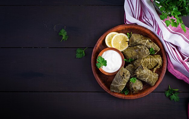 Dolma Folhas de uva recheadas com arroz e carne em mesa escura Cozinha do Oriente Médio Vista superior espaço de cópia superior