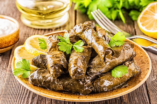 Dolma, gefüllte Weinblätter mit Reis und Fleisch auf dunklem Hintergrund, selektiver Fokus.