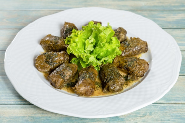 Dolma, hojas de parra rellenas con arroz y carne.