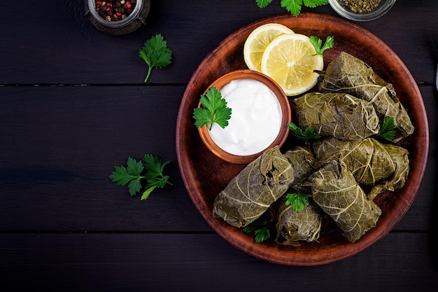 Dolma Hojas de uva rellenas con arroz y carne en una mesa oscura cocina del Medio Oriente Vista superior espacio de copia superior