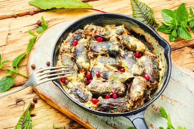 Dolma ou sarma, folhas de azeda recheadas com arroz e carne. Cozinha oriental