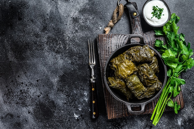 Dolma rellena de hojas de parra con arroz y carne