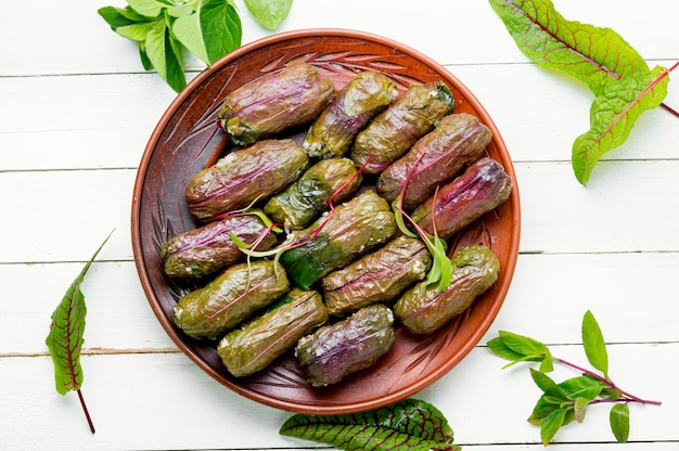 Dolma, tolma y sarma, hojas de acedera rellenas con arroz y carne.Cocina árabe