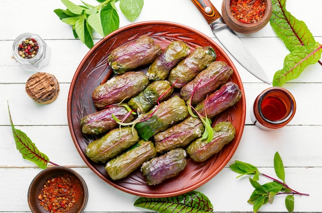 Dolma, tolma y sarma, hojas de acedera rellenas con arroz y carne.Cocina árabe