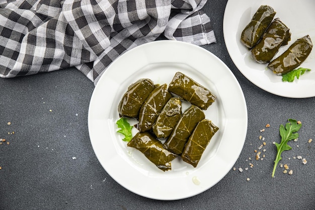 Dolma-Traubenblätter, Fleischfüllung, gesunde Mahlzeit, Snack auf dem Tisch, Kopierraum, Lebensmittelhintergrund