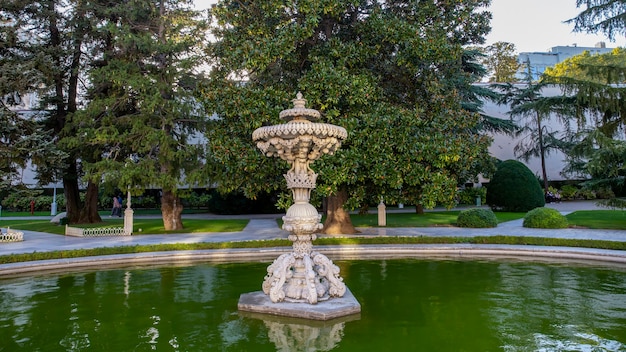 Dolmabahce Palace Gärten mit viel Grün, Brunnen und Teich mit Wasser, Türkei