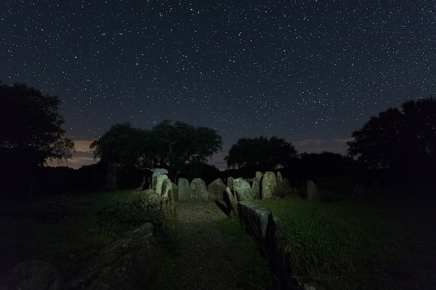 Dolmen der Großen Eiche. Nachtlandschaft mit altem prähistorischem Dolmen.