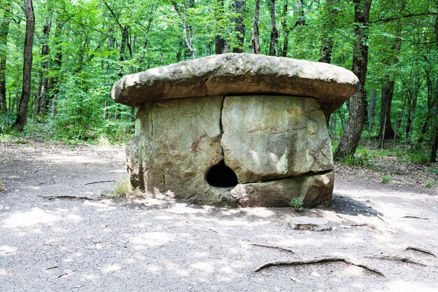 Dolmen pré-histórico de shapsugsky na zona de shapsugskaya