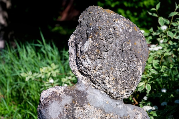 Ídolo da escultura de pedra de Ruinde com o fundo da natureza