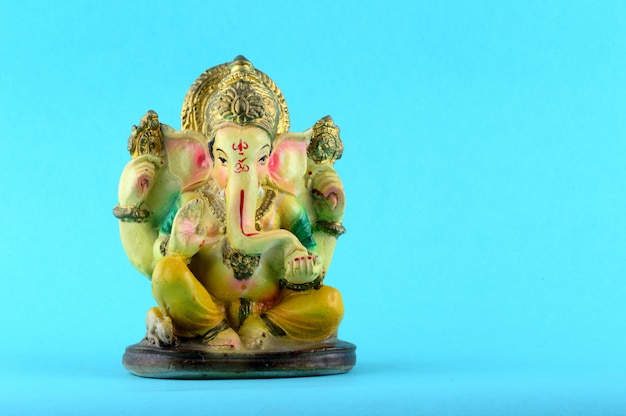 Ídolo de Ganesha sobre fondo azul