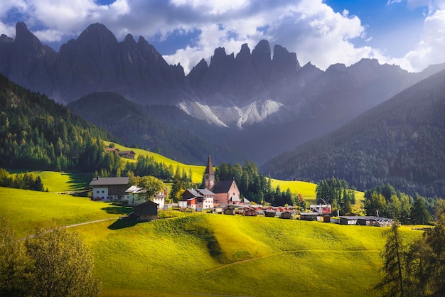 Dolomitas Alpes Vista de Santa Magdalena y las montañas Odle en el valle de Funes, Italia