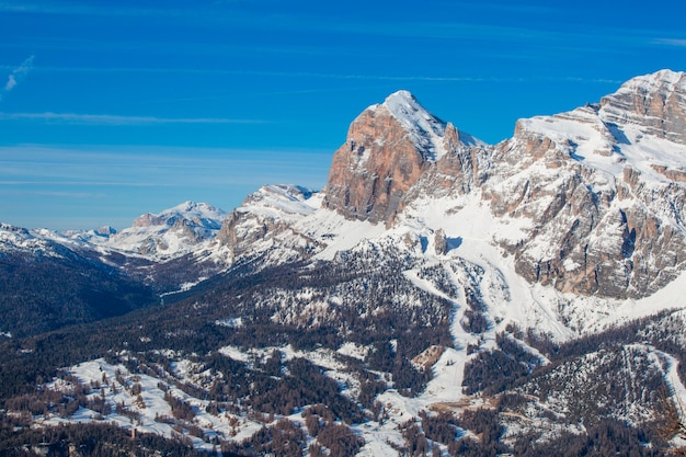 Dolomitas Dolomiti Italia en invierno hermosos Alpes montañas invernales Cortina d'Ampezzo zona de estación de esquí de Faloria