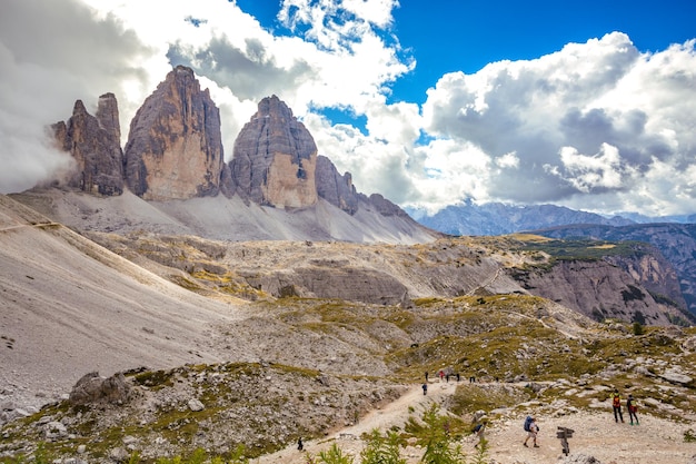 Dolomitas, Itália, 21 de setembro de 2016: vista do Tre Cime di Lavaredo e pessoas que caminham nas montanhas Dolomitas. DOLOMITES, ITÁLIA, 21 de setembro de 2016