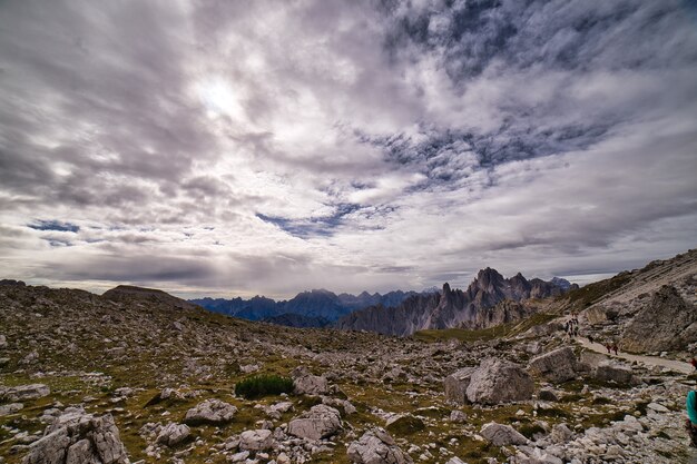 Dolomitas italianas em um dia nublado