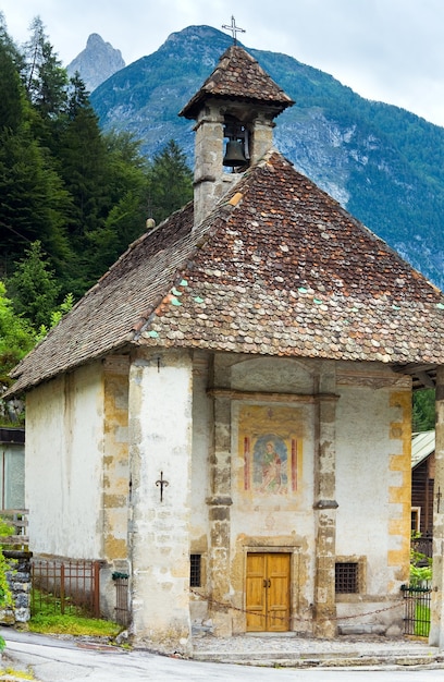 Dolomitas italianas montaña y aldea antigua capilla en Auronzo di Cadore