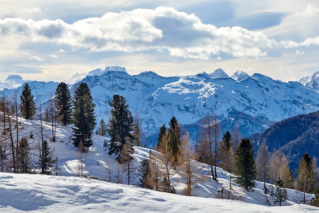 Dolomitas montañas cubiertas de nieve