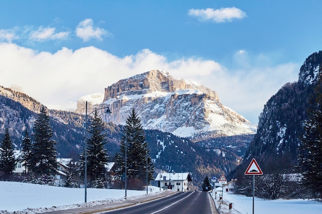 Dolomitas montañas cubiertas de nieve