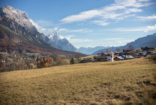 Dolomitas naturaleza un campo de otoño amarillo y casas de campo